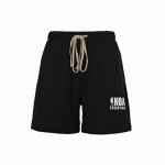 本地自取：200 fog Essentials & Nba 联名款硅胶字母短裤 全新联名以「无声的张力」重塑运动时装边界，复刻90年代球队经典廓形，却以摩登剪裁