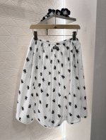 miumi*2025新品上架 定位直喷亚麻花边半裙 定制Yb进口亚麻棉材质 肌理明显 天然舒适 常青伞状压褶半裙裁剪 通体定位直喷满印白底黑色碎花点缀 腰间以立