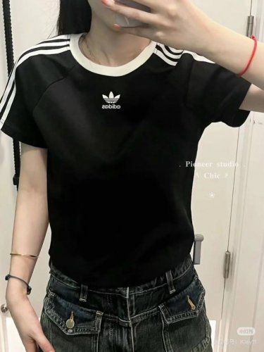 新款上新 Adidas 三叶草纯棉三条杠收腰女款刺绣短袖T恤 女款超短漏肚T恤 小红书 Ins爆火 官网疯抢断货 高品质好货 官网完美复刻版本 经典的圆领设计