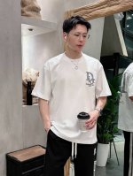 dio* 顶级货品2025春夏新款首发专柜最新款短袖圆领T恤 高端订制 设计前卫时尚！品牌Logo重工艺设计 高端定制260克面料.手感柔软.穿着舒适.专柜级别