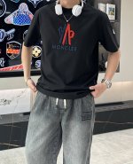 蒙口 2025春夏新款首发专柜最新款短袖圆领T恤 高端订制 设计前卫时尚 品牌Logo重工艺设计 高端定制丝光云朵棉面料.手感柔软.穿着舒适.专柜级别精致车线.