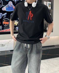 蒙口 2025春夏新款首发专柜最新款短袖圆领T恤 高端订制 设计前卫时尚 品牌Logo重工艺设计 高端定制丝光云朵棉面料.手感柔软.穿着舒适.专柜级别精致车线.