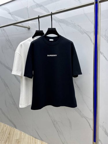 Burberry 巴宝莉 2025Fw春夏新品圆领打底外穿T恤，立体感Logo微廓形半袖，活性纯棉打底T恤，棉，手感面糯有骨感，柔而有韧性。工艺处理，韧性和抗皱