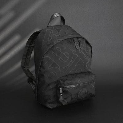 burberry巴宝莉Bbr 暗纹Bt满印双肩包背包 这款背包以标志性Burberry Trench风衣的独创面料作为灵感来源 采用与棉质嘎巴甸同为密织结构的柔