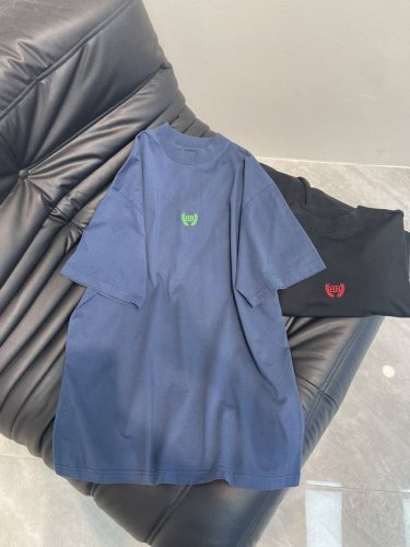 Balenciag*25新款麦穗字母粮食计划短袖T恤，颜色又高级住了，定制全棉面料，挺括立体这款水洗颜色日常出街都非常吸睛，秒变时尚焦点，上身垂坠感十足，很有分