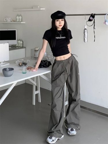 露露Lululemon新款美式复古的长裤是你秋季衣橱里必备的单品。抽绳设计和束脚裤脚让你不用再为裤子太长或者太短的问题烦恼。这款长裤不仅百搭，而且时尚流行，让你