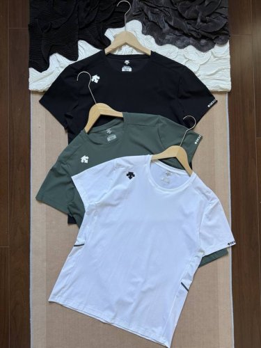 供 Descente 迪桑特 袖口字母标识 圆领运动户外速干短袖T恤 男女同款 -定制定染高弹纤维面料，四重工艺处理实现吸湿速干+长效抗菌，37℃高温保持干爽体