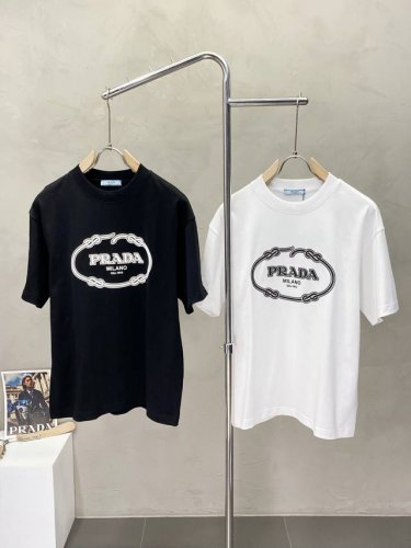 prada普拉达独家专供新款原单男士休闲短袖 高端定制 高端版本 时尚百搭爆款进口面料 手感超柔软细腻 穿着亲肤舒适 高端精品 代工厂p精细做工 上身非常赞 男