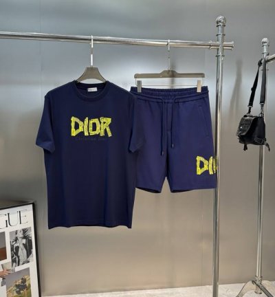 上衣- 。裤子- 。 Dio*R迪-奥25S春夏新款丝光棉T恤-可搭配短裤！胸前新款印花.双层工艺.爆裂感效应精致印花.胶带视觉感立体感十足. 客供190G丝光