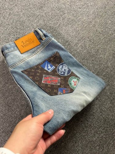 lv 2025Ss春夏新款修身小脚牛仔裤 完美洗水工艺 定制顶级五金Logo 独家定制微弹面料 码数29-38 没35、37 021