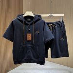 套 Loro pina 诺U翩雅 老钱新贵推荐 春夏都市户外休闲运动套装 重磅套装来袭 采用客供定制针织纯棉面料 面料目前市场最高等级 经典品牌图腾徽标刺绣点缀