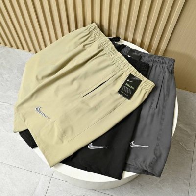 耐克夏季Nike三色轻薄运动短裤腰部松紧舒适不勒 尺码:M,L,Xl,2Xl,3Xl 黑色，卡其，灰色 极品梭织弹力面料，手感顺滑速干排汗轻薄透气， 而且还具抗