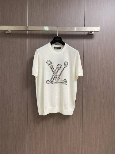 lv 2025Ss新款针织短袖T恤 航海系列的元素 Lv经典的扭绳Logo 面料是超级舒适的针织材质 整件衣服手感柔软细腻 透气性好 刺绣的图案增加了整体的高级