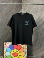 Lv贴布牛仔大标老花圆领短袖 Louisvuitton官网Zp同步新款T恤 面料采用32支双纱280克高克重纯棉面料 同缸定织定染原版同色螺纹 前后进口机器烧花