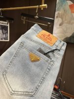 pra25S春夏男士休闲牛仔裤.......棉质牛仔面料打造 质地柔软又不失筋骨，手感干爽有韧性 经典的标志性品牌徽标，灵魂般的点缀 各项指标皆为上品，自然带来