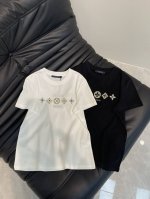 louis Vuitto*25春夏新款重工钉珠刺绣Logo短袖T恤。采用丝光棉面料质感柔软细腻，简约百搭，减龄气质！版型修身上身效果舒适好看！非常适合夏日穿着。