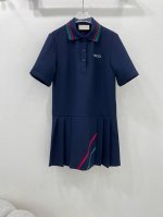 Gucc*古 驰25新款polo短袖连衣裙 螺纹领复古运动风格与经典符号元素交织融合 匠心融合了品牌字母刺绣和红绿织带 下摆压折设计更是减龄 演绎一系列不拘一格