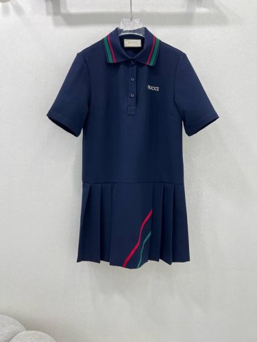 Gucc*古 驰25新款polo短袖连衣裙 螺纹领复古运动风格与经典符号元素交织融合 匠心融合了品牌字母刺绣和红绿织带 下摆压折设计更是减龄 演绎一系列不拘一格