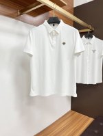 范思哲 2025春夏经典的Polo领设计，搭配简洁的单排扣，线条利落流畅，巧妙修饰颈部线条，彰显优雅绅士格调。左胸处精致的品牌标识，采用无痕压胶工艺，细腻而平整