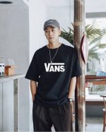 上新！Vans万斯经典标志性Logo Tee ！高密针织圆领设计，平整简约！亲肤透爽！面料的柔软性舒适性无可挑剔！男女均可驾驭，打破性别局限性。 尺码：S-3X