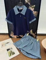 品名：Mium*U 藏青格纹拼接Polo领短袖格纹短裤套装 尺码：S.M 颜色：藏蓝色 这件真的女大既视感好嘛！Polo领配上智性的藏青色，经典的学院风元素算是