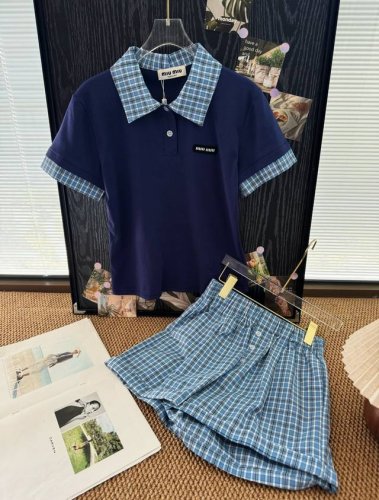 品名：Mium*U 藏青格纹拼接Polo领短袖格纹短裤套装 尺码：S.M 颜色：藏蓝色 这件真的女大既视感好嘛！Polo领配上智性的藏青色，经典的学院风元素算是
