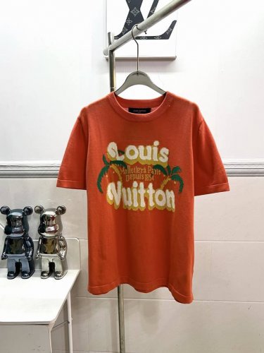 款号R065 Louis Vuitton 路易威登芬达椰树针织短袖 本款短袖圆领衫为针织棉描绘Lv Palm Tree嵌花图案，将热带元素融入品牌标识，为日常造
