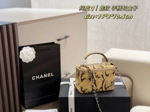 纯皮版 双盒包装 Chanel 蛇纹 手柄长盒子 经典款盒子简约百搭容量也很Ok 里面有镜子卡槽还有一个放口红的地方 喜欢带手柄的包好看又方便 尺寸：16*8*