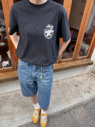 80 Stussy Ss22 后背印花休闲短袖T恤 情侣款 StüSsy作为街头服饰的传奇品牌，自1980年代创立以来，一直引领着全球潮流文化的风向标。Shaw