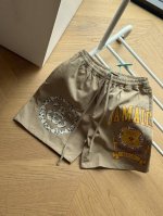 供 Stussy X Denim Tears 黑8 联名款 Ss25 印花休闲短裤 卡其 S~Xl 招牌黑桃A八号球，Ist牌均为百灵达刺绣工艺， 美式短裤颜值