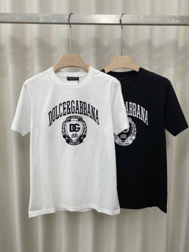 dolce&Gabbana 25春夏植绒工艺字母标识短袖T恤，经典单品演绎品牌标志性风格，为男士衣橱注入新意。采用定制80支双股丝光棉面料；黑色 白色 S～Xx
