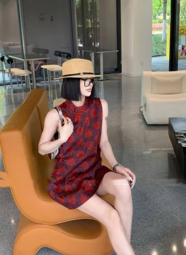 爆款主推 设计感优雅轻盈显瘦无袖连衣裙红棕波点交织 无袖立领设计 这款连衣裙将复古与时尚完美融合 独特图案吸睛夺目 短裙版型俏皮灵动 轻松演绎法式慵懒与摩登风情