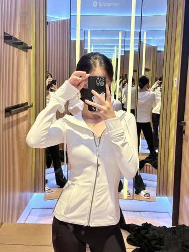 白色 连帽款 Lululemon丨Define 露露女士运动连帽瑜伽服外套 设计理念： 灵感源自我们的经典设计，这是备受喜爱的 Shape 夹克瑜伽服的升级款；