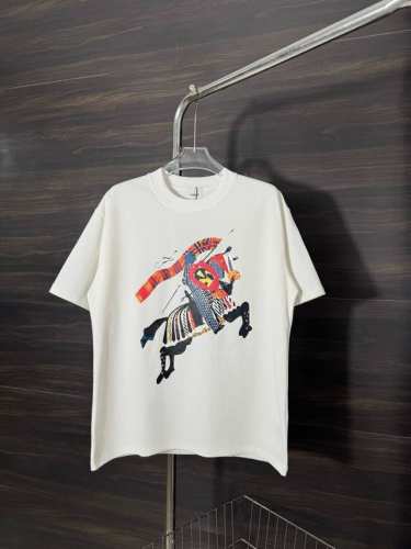 款号：He215 Burberry-巴宝莉胸前彩绘战马印花短袖 面料采用280克双股双纱纯棉面料，手感舒适柔软，上身舒适透气，领口采用同缸同色罗纹，不紧绷，不变