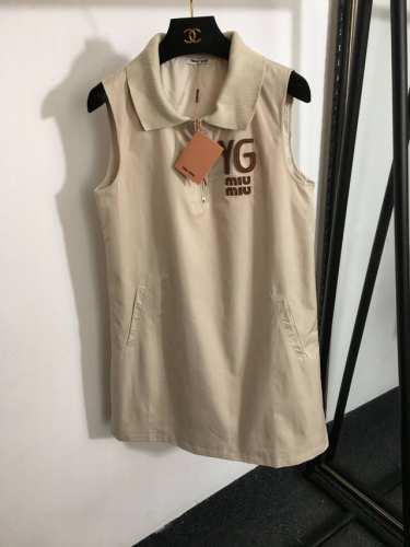 款号4287 Miumi*新款 Yglogo拼皮刺绣字母 半拉链翻领无袖背心连衣裙，杏色，Sml， M码；胸围94，长83
