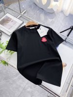蒙口 高端定制 2025春夏新款首发专柜最新款短袖圆领T恤 高端订制 设计前卫时尚！品牌Logo重工艺设计 高端定制丝光云朵棉面料.手感柔软.穿着舒适.专柜级别