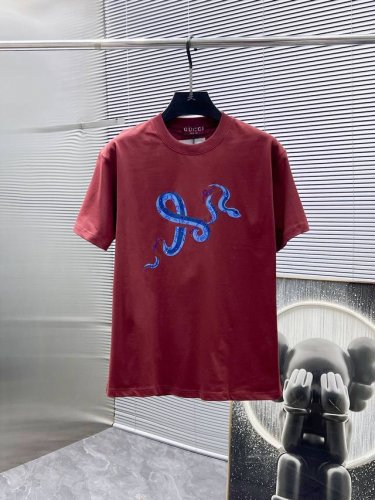 古奇 Gucci 2025新款 圆领 短袖 T恤 ，高端版本！专柜定制面料 透气舒适度高，细节无可挑剔，品牌元素设计理念，体现高品质。手感细腻柔软！呈现休闲裁剪