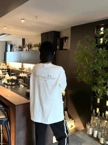 上新！ 高品质！迪奥 Dior3M反光破碎字母情侣款长袖T！宽松版型！ 采用顶级230克凯迪纯棉爽滑面料！突出精致！质感无敌！ 过肩领条加固不变型！双线领口立体