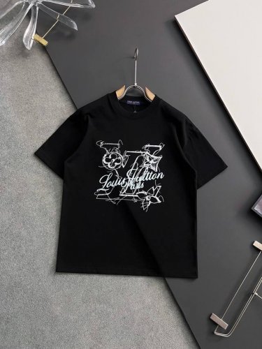 lv*、2025Ss爆款310G纯棉双纱爆款现货四季系列短袖，简约基础衣橱神器， 休闲百搭必备款 做工走线质感一流，两色推荐：白色、黑色、 独家版型测试上身无解
