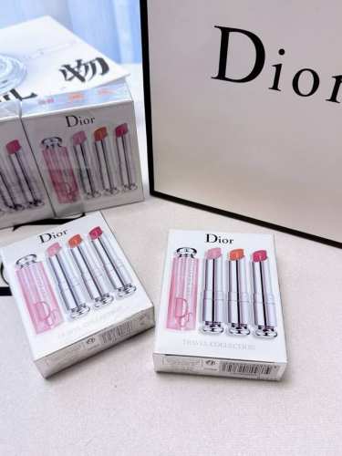 dior润唇膏三件套 高版本正装配手提袋 Dior素颜神器！包包里可以不放口红但一定要放它！日常生活中经常素颜的人，口红太难挑选啦！但是唇部没有颜色，会显得整个