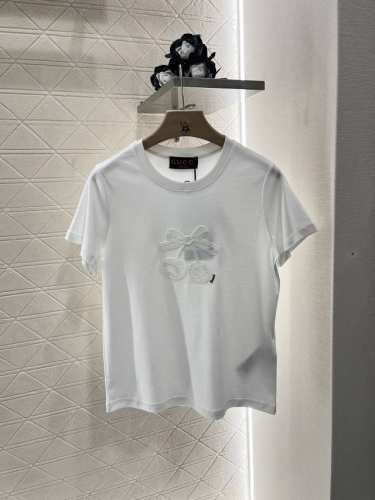 gucc*2025新品上架 重工樱桃刺绣钉珠 定制Yb原生全棉材质 透气舒适 质感十足 修身短袖T恤裁剪 凸显品牌格调 采用克重纯棉制成 略带有弹力 呈现显瘦视