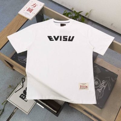 上新 款号：Ws2479 2025新款Evisu福神大M不倒翁图案Logo字母印花休闲情侣圆领短袖T恤，经典永远不会过时、人手必备款，250G双纱纯棉不起球不起