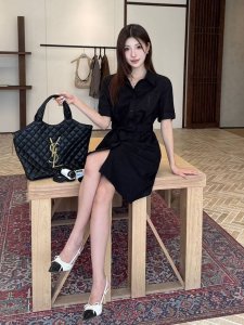 强烈推荐 Ysl*2025春夏新款 翻领短袖连衣裙 低调奢华立体剪裁 精简线条感设计 高贵典雅又尽显温柔知性的气质 进口特殊材质 收到手会很惊艳 定制面料质感超