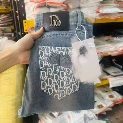 oc-757 Dior最新牛仔裤 驴家顶级用料超柔高棉水洗牛仔面料每一件水洗费用高达常规工艺三倍之多 触感极致细腻 质感非常好 全身简约大气设计 裤子后口袋采用