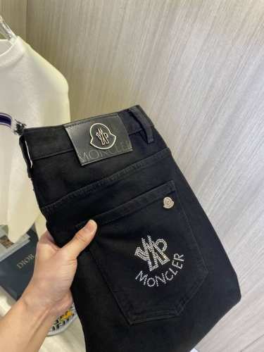 P240 Moncler蒙口 2025新品男士牛仔裤 面料弹性好。独家发售 官网同步 时尚优雅 重工艺设计。采用原色酵母水洗工艺 精选进口重磅丹宁牛仔面料 配专