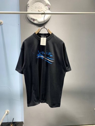 新款 顶级版本 巴黎世家Balenciag 2025Ss春夏季 新款 Blcg抽象可乐Logo印花运动短袖T恤男女同款！ 本款T恤采用全棉平纹面料打造，成衣洗水