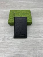 Gucci 古驰短款钱夹 高端品质，头层牛皮 男士系列日常配饰，选用经典黑色皮革焕新打造 早春新款，以Gucci字母标识焕新演绎经典配件，巧妙展现品牌标识内涵