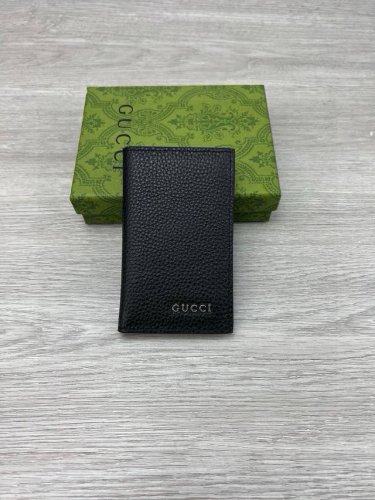 Gucci 古驰短款钱夹 高端品质，头层牛皮 男士系列日常配饰，选用经典黑色皮革焕新打造 早春新款，以Gucci字母标识焕新演绎经典配件，巧妙展现品牌标识内涵