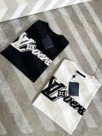 Louisvuitt*路易*登 2025春夏全新系列单品上线，非常时髦前卫的一款男女同款短袖T恤，标识Logo图案刺绣修饰！区别于以往的不同，宣示品牌传承多年的