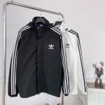Adidas阿迪达斯三叶草专柜同款发售经典三杠连帽夹克最优品质 爆炸上新 出街回头率超高的的夹克外套！三杠的设计搭配上左胸的小Logo设计，既经典又不失新潮！定
